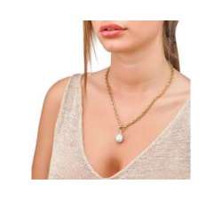 Girl witht the Majorica pearl pendant Polaris_golden chain