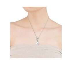 Girl witht the Majorica pearl pendant Luna with a silver chain