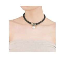Girl with the Majorica leather choker with a white pearl Formentera