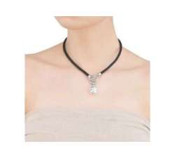 Girl with the Majorica leather choker with a white pearl Menorca