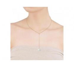Girl with the Majorica gold-plated silver necklace with a white pearl Aura