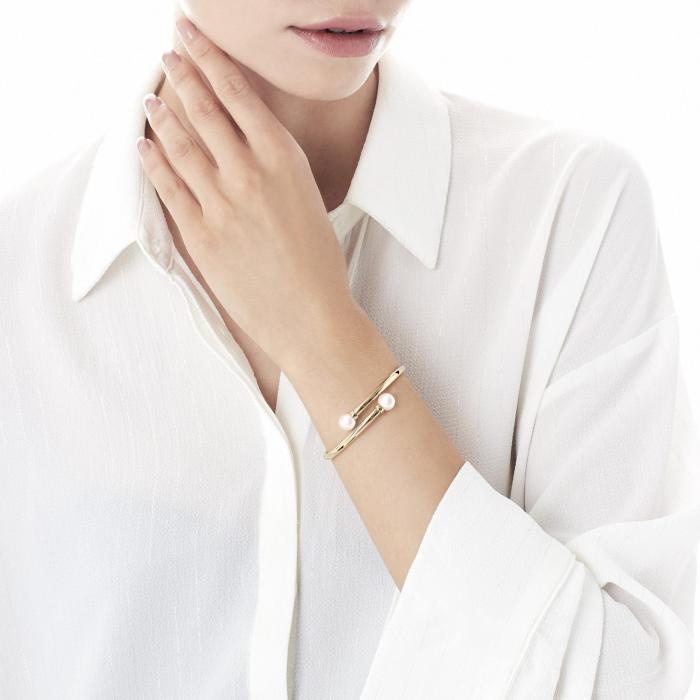 Girl with the Majorica pearl bracelet Galatea_golden silver_white pearl