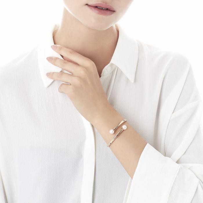 Girl with the Majorica pearl bracelet Galatea_rose gold_rose pearl