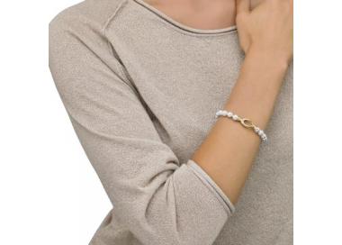 Chica con la Pulsera de perlas Majorica Lyra_cierre dorado