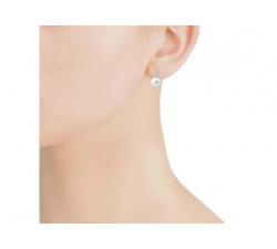 Chica con Pendientes de plata con perla Majorica y circonitas Fugaz