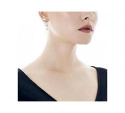 Girl with the Majorica pearl earrings Cotillón_silver jewel