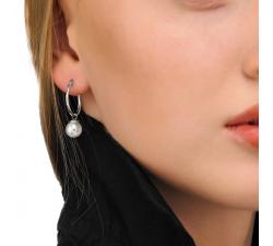 Girl with the Majorica pearl earrings Anneau_silver jewel