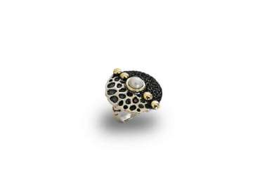 Silver pearl ring Tesoro Marino by spanish jewellry brand Bohemme