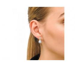 Girl with the Majorica pearl earrings Auva 2