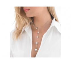 Modelo con Collar de plata con perlas blancas_Majorica Constelación
