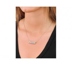Girl with the Majorica silver necklace with pearls Lila