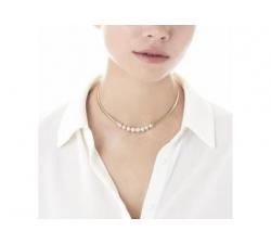 Modelo con el collar de plata con perlas_Majorica_Galatea