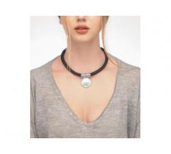 Girl with the Leather necklace with Majorica Isla pearl