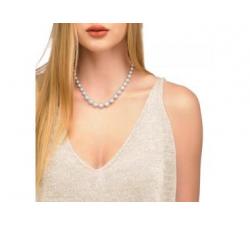 Girl with the Majorica Lira pearl necklace