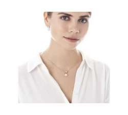 Model with Majorica pearl Pendant Exquisite 1