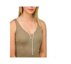 Chica con el Collar largo de perlas Majorica Lyra