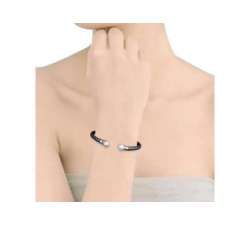 Girl with the Mallorca leather bracelet with pearl